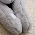 animal en peluche lapin gris