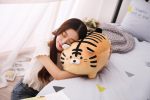 coussin tigre en peluche