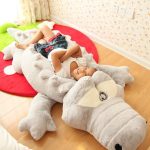 crocodile en peluche rose