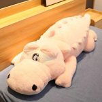 crocodile gris en peluche pour enfant