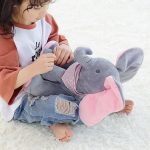 éléphant en peluche gris et rose