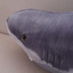 jouet en peluche requin