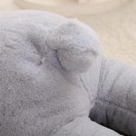 lapin gris en peluche géante