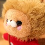 lion habillé en peluche
