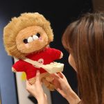 peluche de lion avec tenue