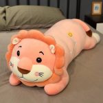 peluche douce lion allongé