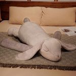 peluche géante de lapin gris