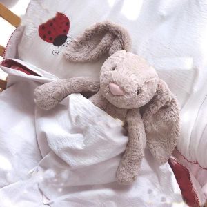 peluche lapin gris
