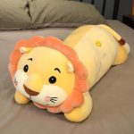 peluche lion allongé