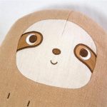 peluche marron paresseux