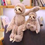 peluche paresseux en peluche grise